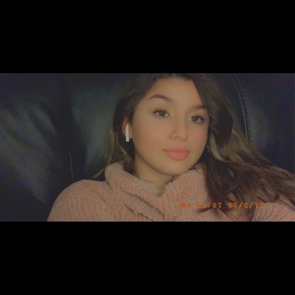 Poshmark profile picture for @villv